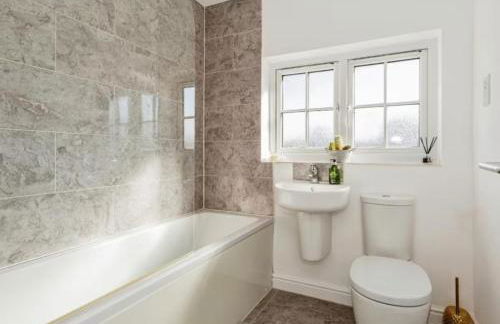 Family-Friendly 4-Bedroom House in Moston with Parking and Garden - Foto 6