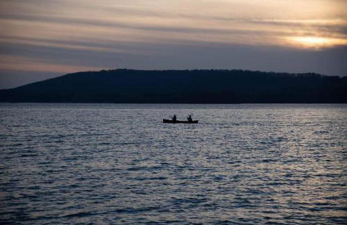 Rustic Chic Alabama Cabin w Loft Fire Pit Pet Friendly Fenced Yard Lake Guntersville - Coco Chateau - Foto 75