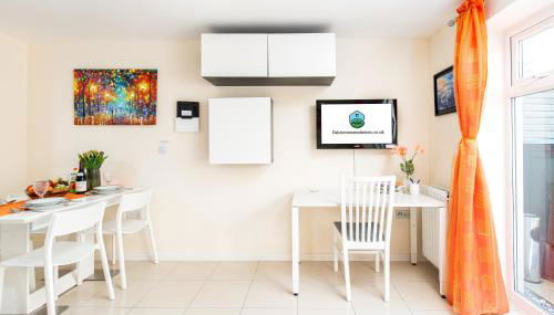 New Modern and Quiet 2Bed House by FabAccommodation - Foto 3