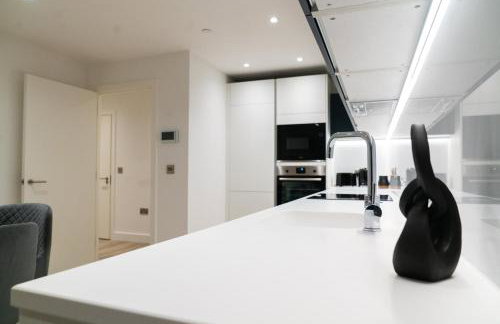 Modern 2 Bed Penthouse with Stunning views in Manchester City Center - Photo 11