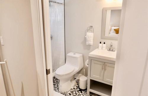 Best of Brookland Family Friendly w Private Parking - Photo 14