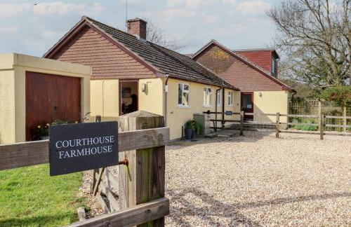Court House Farmhouse - Photo 2