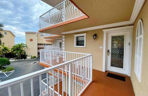 Condo in Waterfront Resort with Balcony Close to Beaches Free Bikes - Photo 22