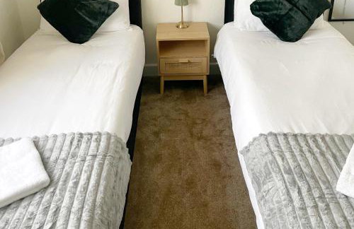 Business & Family Friendly 6 Bed Stay with Garden - Free Parking - Fast Wi-Fi and workspace - London & Essex Links - Photo 20