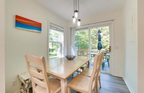 Walloon Lake Getaway with Fire Pit - Walk to Water! - Foto 8