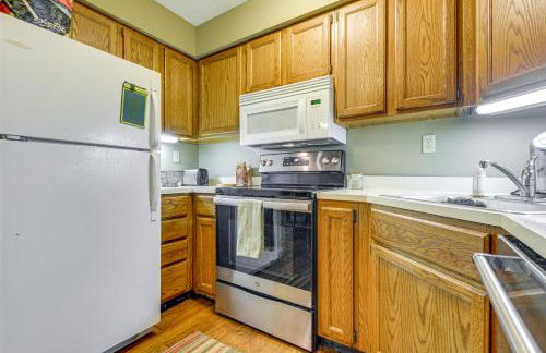 Less Than 1 Mi to Mt Snow Charming Condo with Fireplace - Photo 7