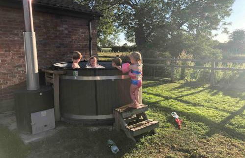 Wood Farm Stables - Sleeps 6-8 - Photo 8