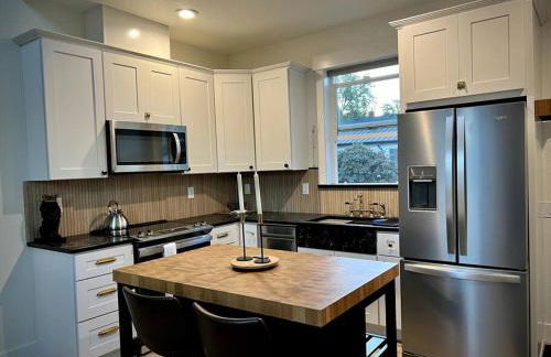 Custom Built Cottage in Downtown with Pool - Foto 1