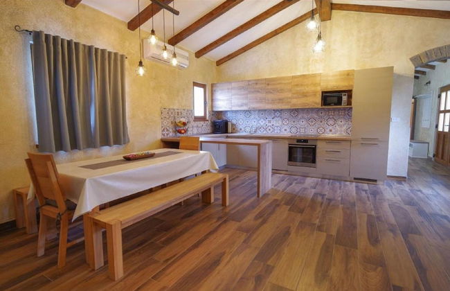 Modern Villa With Swimming Pool and Garden - Photo 8