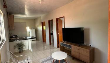 Quarto privativo com sala e tv em Villa Hostel - Foto 5