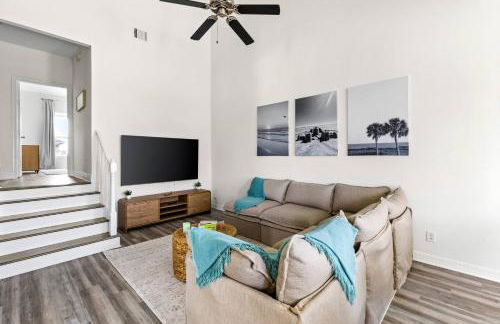 Palms & Pelicans - Photo 3