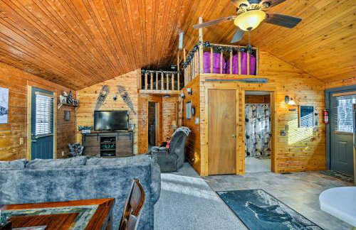 Cozy Manistique Cabin with Deck, Grill and Fire Pit! - Foto 6