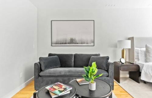 Luxe Studio with Charming Juliet Balcony - Foto 7