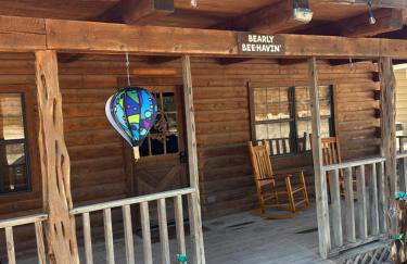 HoneyComb Hideouts Bearly BeeHavin cabin - Foto 9
