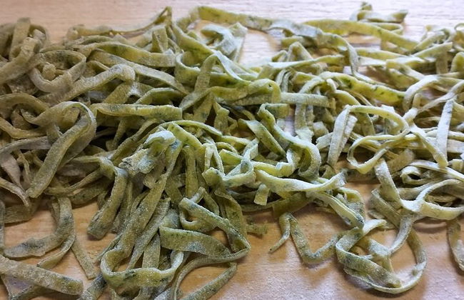 Taller de pasta colorida en Bolonia con comida - Foto 9