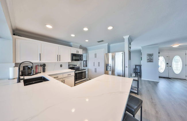 Waterfront Pool House w/ Heated Pool! - Foto 11