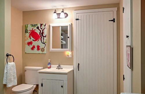 Beautiful Sandy Point Getaway with Wraparound Deck! - Foto 18