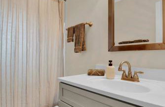 2BR 2BA Cozy Bungalow with Backyard in Montclaire - Zilker Area - Foto 9