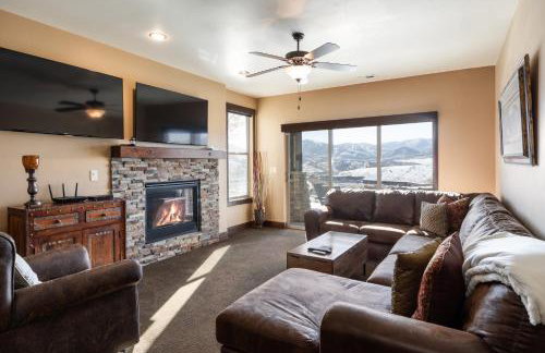 Private Hot Tub, Minutes to Ski, Cozy Getaway, Beautiful Condo- Large 3BR, Private Garage! - Photo 4