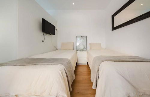Chiado Gem Private Pool & Patio Retreat - Photo 44