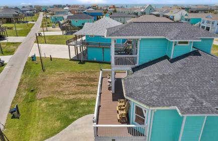 Steps to the Beach | Tiki Bar Fun | Epic Bay Views | Sleeps 8 - Foto 52