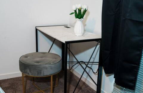 High-Rise Apartment with Panoramic Skyline Views - Foto 15