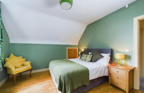 Mourne Mountain Bliss, Rostrevor 4BR Cottage with Patio & BBQ ideal for a relaxing getaway - Photo 13