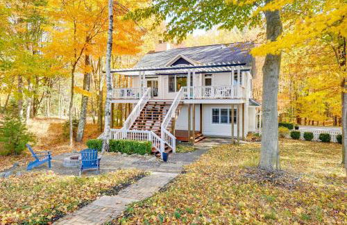 Cottage with Private Beach and Fire Pit in Manistee! - Foto 2