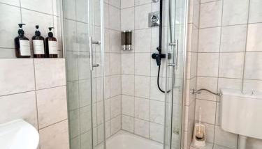 Apartment with balcony, good parking for long stay - Foto 2, Shower