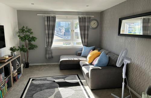 Spacious two bedroom flat, entire property - Photo 1