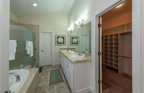 Luxurious 4BR Retreat - Pool Table & Chic Amenities - Photo 26