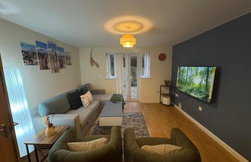 The Vogue Stay, 3 Bedrooms, 2 bathrooms, Ideal for JR & Oxford Hospitals, FREE CarPark, Conveniently located for Ring Road access, 2 miles from Oxford City Centre easy car & bus route - Foto 41