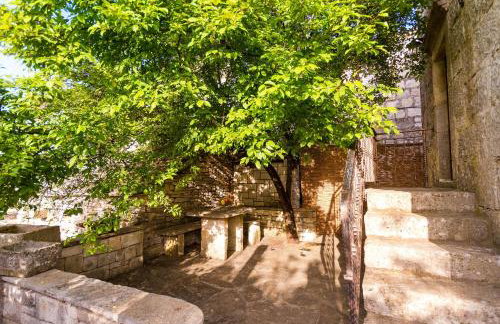 Old Small Stone House - Photo 10