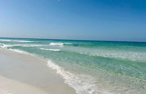 Sea Salt Vacation Home, Private Pool - Walk to Beach - Foto 48