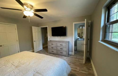 Private 4 Bedroom Home with a hot tub - Foto 21