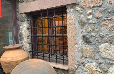 wood and stone in the path of lava - Foto 14