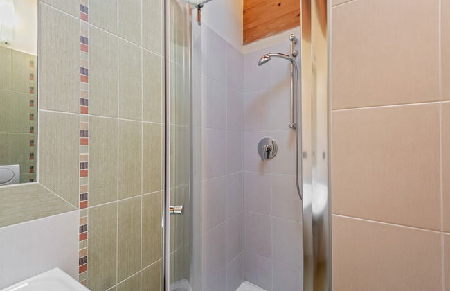 Belvilla by OYO Charming Apartment in Brez With TV - Foto 25