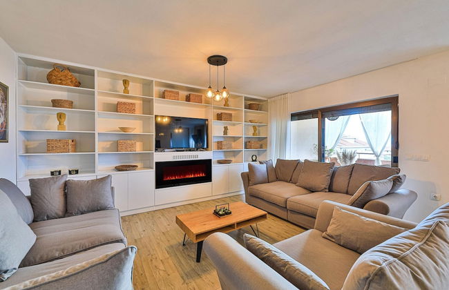 Charming Villa With Outdoor Pool, Bbq, and Sun Deck in Tranquil Kaštela Area - Foto 12