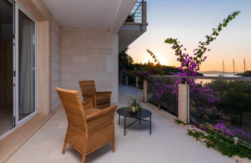 VILLA PHILIPPA - luxurious five-room villa - idyllic location - first row to the sea - spectacular view of the sea bay - unforgettable sunsets - 15 minutes from Supetar ferry port - free parking - private heated pool - Foto 32