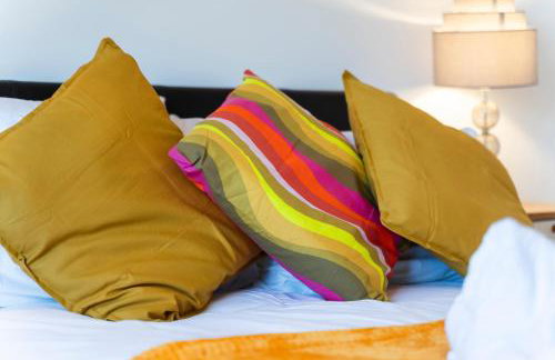 Luxury 2 Bedroom Apartment with Free Parking Opposite Queen Elizabeth Hospital - Photo 17