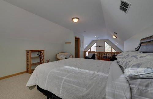 Large Deck and Resort Amenities Lake Ariel Retreat - Foto 18