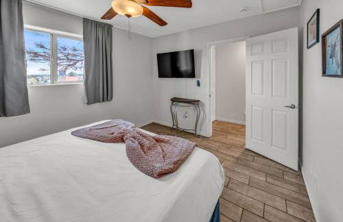 NEW! HUGE 5BR Mountain Views Game Room Hot Tub Lawn Games BBQ - Photo 29