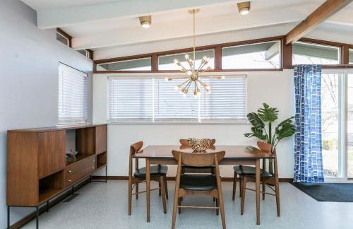Mid-Century Style And Class In Quiet NE Location - Foto 9