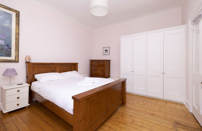 JOIVY Gorgeous 1-Bed Flat With A Shared Garden - Photo 3