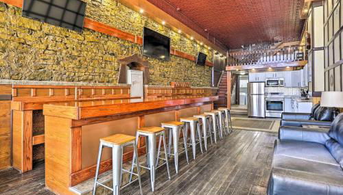 Walk to River Unique Studio in Renovated Bar! - Foto 1