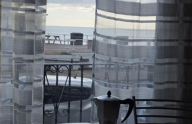 Golden Tides Seaside Retreat in Saint Leonards - Photo 10