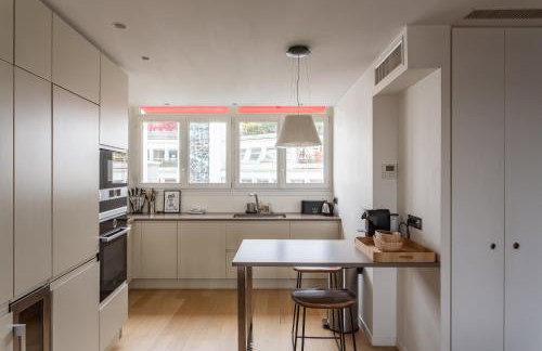 Montaigne - Sunlit Corner Penthouse with Balcony - Photo 9