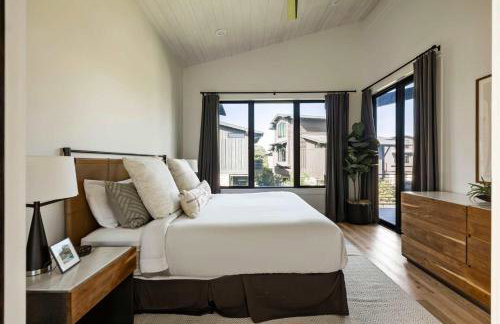 Luxe 3BR Lake Escape - BBQ Firepit & Pickleball - Foto 6