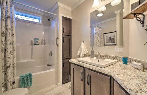 Lakefront Home with Deck, Fishing Dock and Canoe! - Foto 26