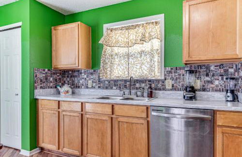 Patio and Yard! Family Home, 6 Mi to Airport - Foto 9